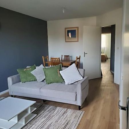 Appartement Moderne Et Equipe LʼIsle-Jourdain Exterior foto