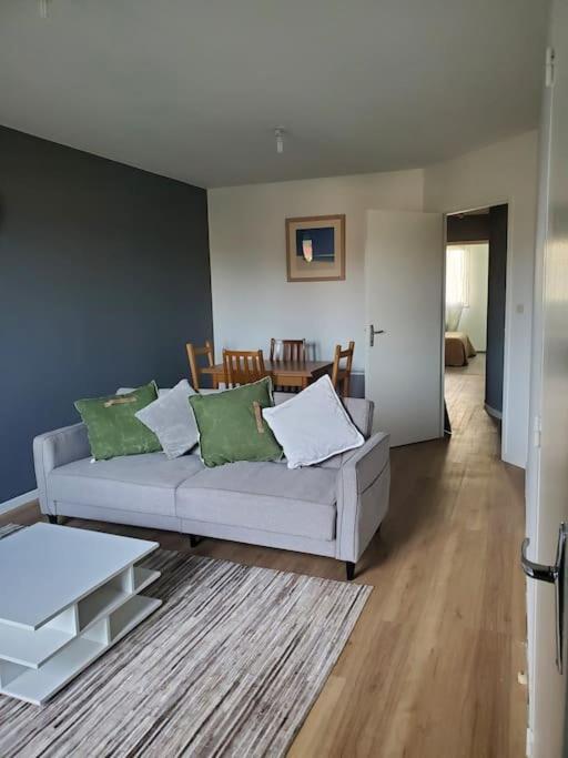 Appartement Moderne Et Equipe LʼIsle-Jourdain Exterior foto