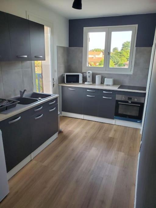 Appartement Moderne Et Equipe LʼIsle-Jourdain Exterior foto